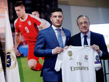 Jovic posa con la camiseta del Real Madrid junto a Florentino Pérez Jovic posa con la camiseta del Real Madrid junto a Florentino Pérez