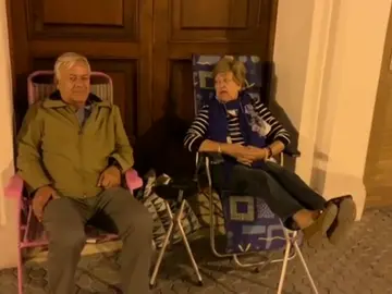 Abuelos de guardia a las puertas de un colegio de Sevilla para conseguir plaza Abuelos de guardia a las puertas de un colegio de Sevilla para conseguir plaza