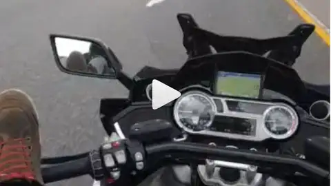 El vídeo del youtuber que se grabó conduciendo con los pies El vídeo del youtuber que se grabó conduciendo con los pies