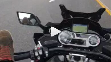 Un youtuber se graba conduciendo su moto con los pies y horas después muere en un accidente