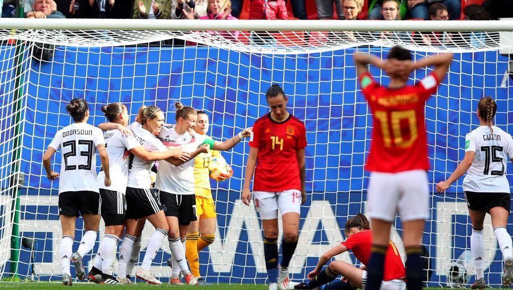 Las jugadoras de Alemania celebran su gol ante España