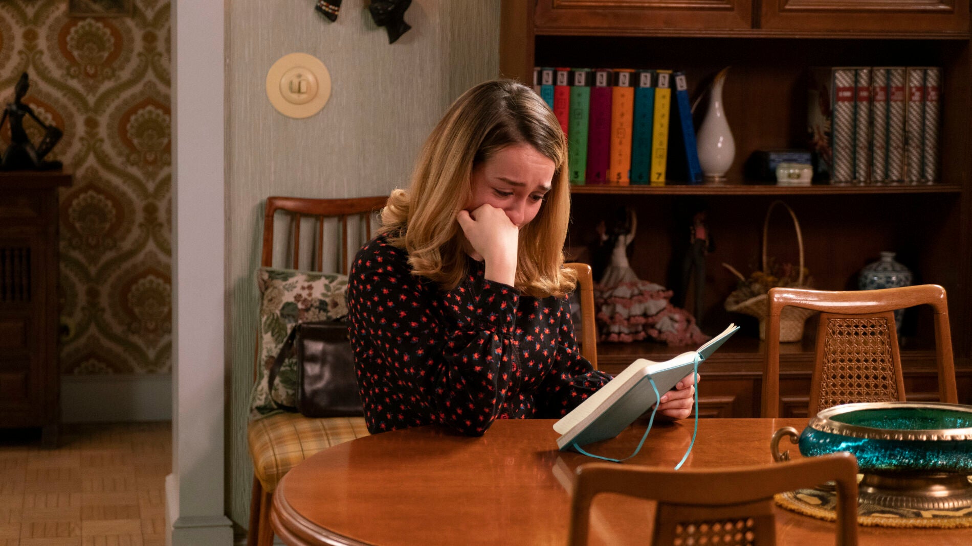 Luisita se derrumba al leer el duro relato que Amelia ha escrito en su diario