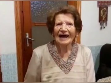 Clotilde Veniel, la mujer de 107 años que visita a enfermos y recoge ropa para los más necesitados en Valencia