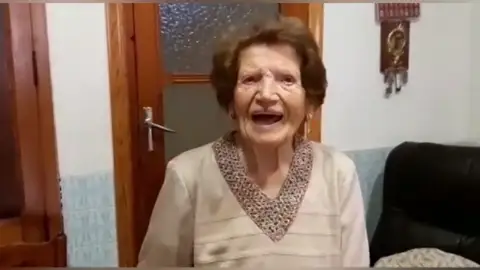 Clotilde Veniel, la mujer de 107 años que visita a enfermos y recoge ropa para los más necesitados en Valencia Clotilde Veniel, la mujer de 107 años que visita a enfermos y recoge ropa para los más necesitados en Valencia