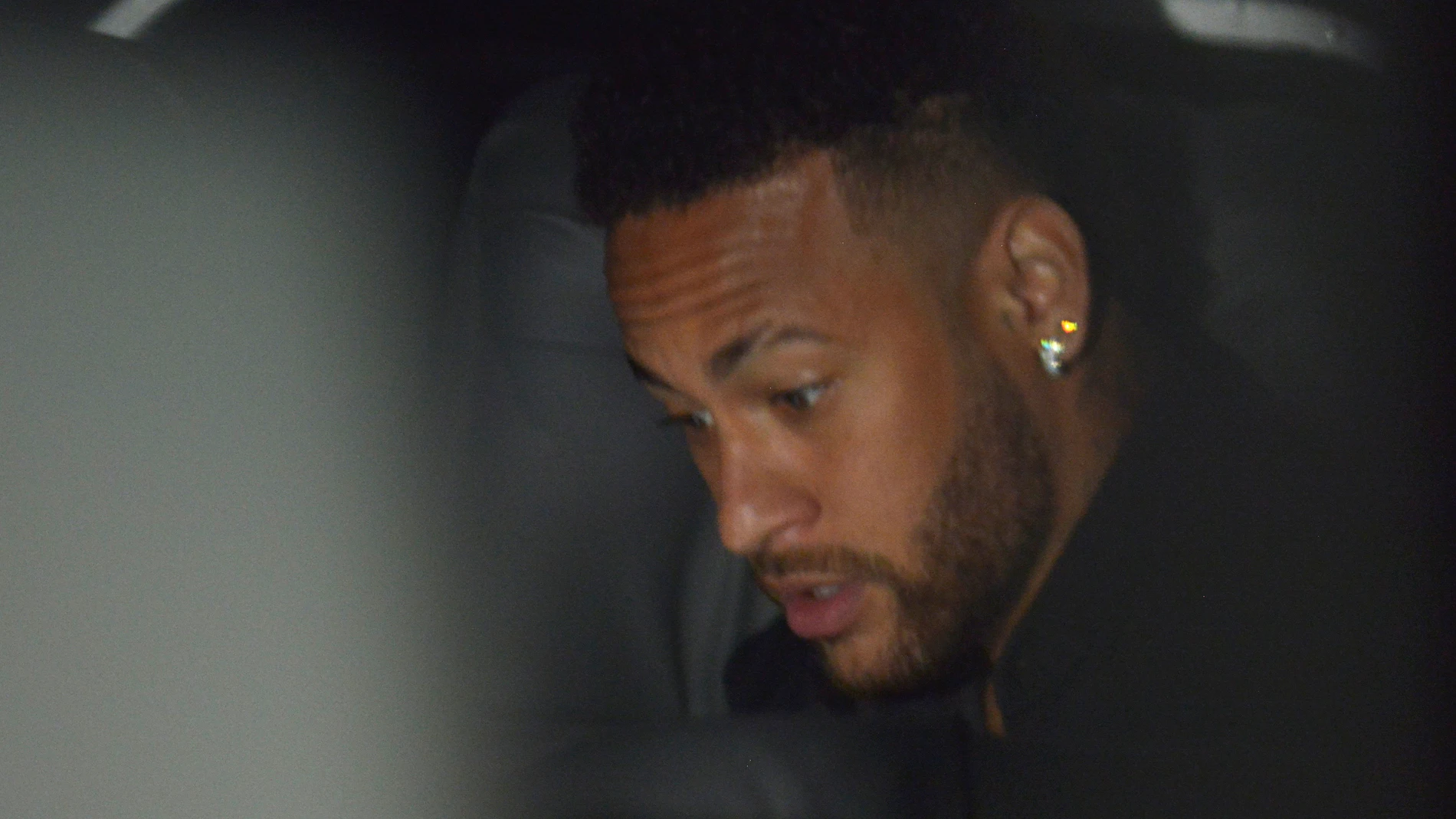 Neymar, antes de comparecer ante el juez Neymar, antes de comparecer ante el juez