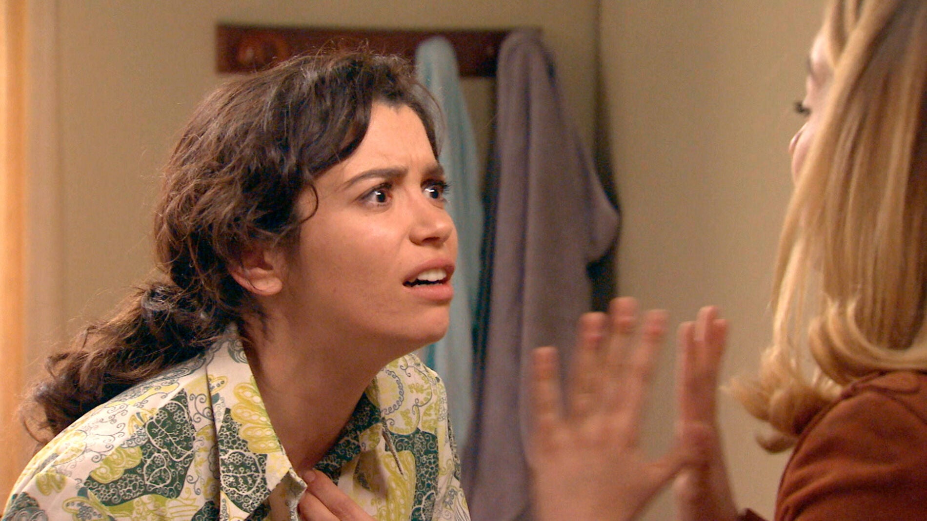 Amelia se enfada con Luisita por haber invadido su privacidad