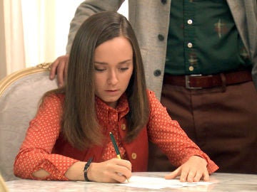 Mónica firma el testamento sin saber que tendrá que renunciar a sus sueños