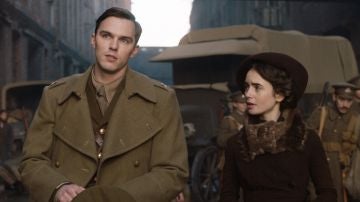 Nicholas Hoult y Lily Collins en 'Tolkien' Nicholas Hoult y Lily Collins en 'Tolkien'
