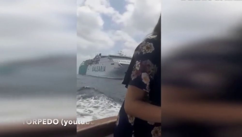 Un ferry y un barco turístico, a punto de colisionar entre Ibiza y Formentera