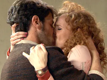 El apasionado reencuentro de Ana y Carlos en la cárcel El apasionado reencuentro de Ana y Carlos en la cárcel