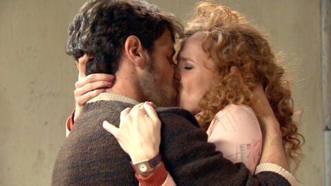 El apasionado reencuentro de Ana y Carlos en la cárcel