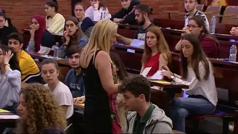 Alumnos haciendo el examen de Selectividad Alumnos haciendo el examen de Selectividad