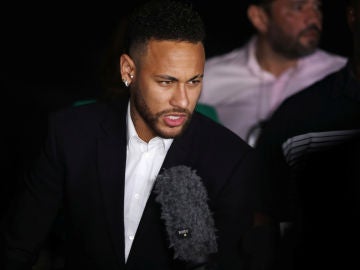 Neymar atiende a los medios de comunicación tras su declaración