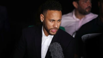 Neymar atiende a los medios de comunicación tras su declaración