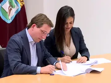 Almeida y Villacís firman el pacto de gobierno en Madrid Almeida y Villacís firman el pacto de gobierno en Madrid