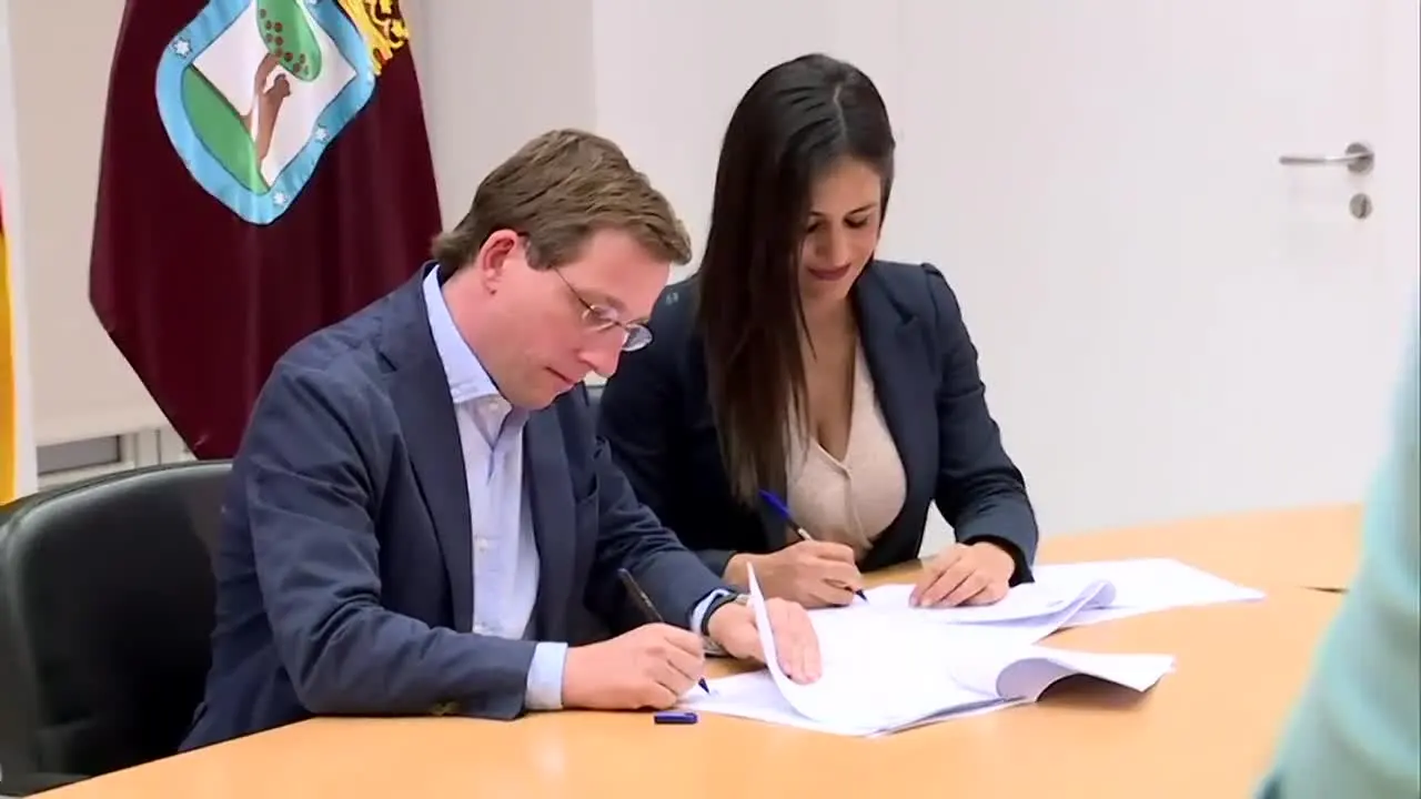 Almeida y Villacís firman el pacto de gobierno en Madrid