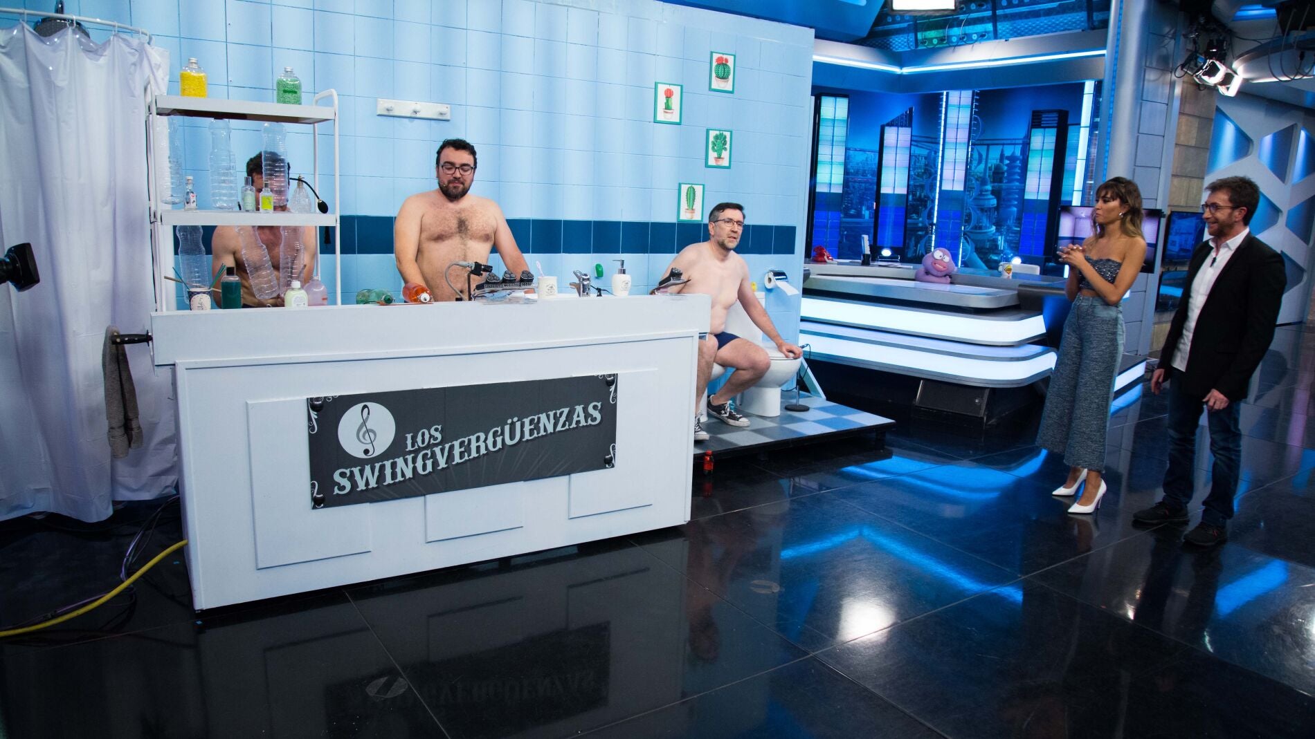 Los Swingverg&uuml;enzas sorprenden a Aitana en 'El Hormiguero 3.0' tocando m&uacute;sica con piezas del cuarto de ba&ntilde;o