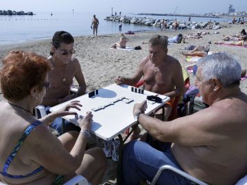 Un grupo de jubilados disfruta de la playa de la Barceloneta. 