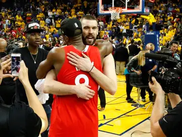 Marc Gasol abraza a su compañero en los Toronto Raptors Serge Ibaka, tras convertirse en campeones de la NBA Marc Gasol abraza a su compañero en los Toronto Raptors Serge Ibaka, tras convertirse en campeones de la NBA