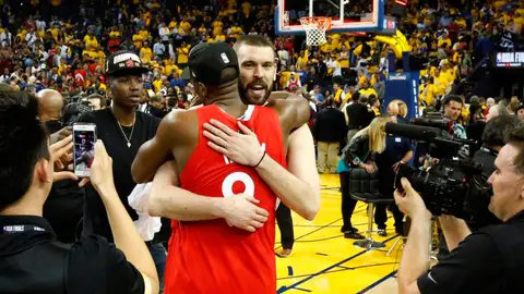 Marc Gasol abraza a su compañero en los Toronto Raptors Serge Ibaka, tras convertirse en campeones de la NBA Marc Gasol abraza a su compañero en los Toronto Raptors Serge Ibaka, tras convertirse en campeones de la NBA
