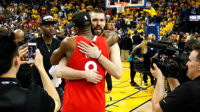 Marc Gasol abraza a su compañero en los Toronto Raptors Serge Ibaka, tras convertirse en campeones de la NBA Marc Gasol abraza a su compañero en los Toronto Raptors Serge Ibaka, tras convertirse en campeones de la NBA