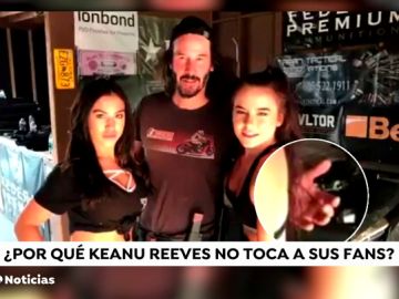 La curiosa forma con la que Keanu Reeves se fotografía con las mujeres 