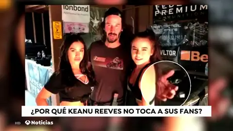 La curiosa forma con la que Keanu Reeves se fotografía con las mujeres La curiosa forma con la que Keanu Reeves se fotografía con las mujeres