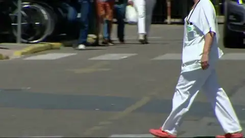sanitarios con bata en la calle sanitarios con bata en la calle