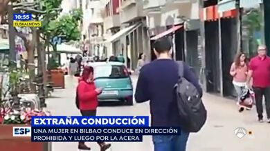 VÍDEO: Una conductora circula en sentido contrario, invade la acera y se acerca a los peatones en Bilbao