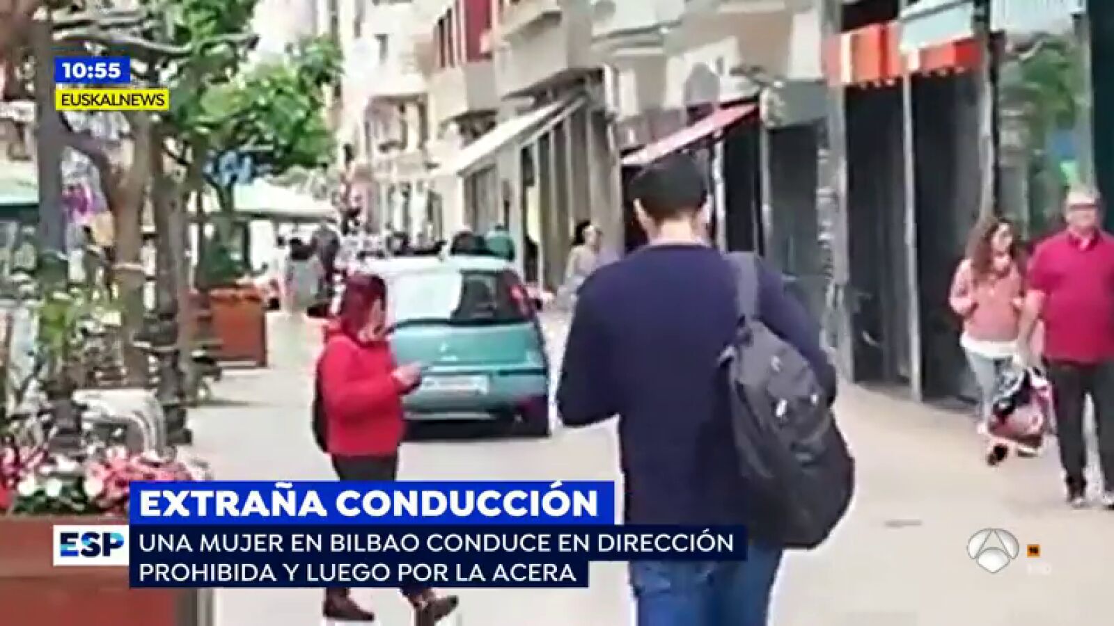 VÍDEO: Una conductora circula en sentido contrario, invade la acera y se acerca a los peatones en Bilbao