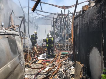 Un incendio en un almacén de patines en Humanes