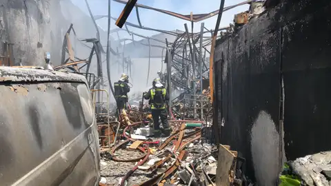 Un incendio en un almacén de patines en Humanes Un incendio en un almacén de patines en Humanes