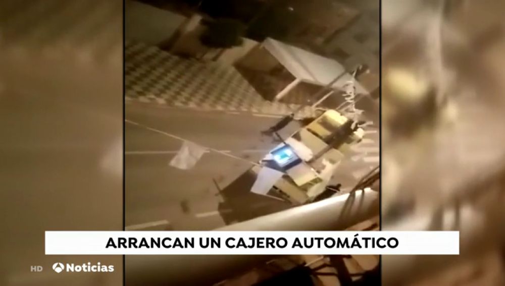 Detenidas cinco personas por robar un cajero automático con una grúa en Murcia