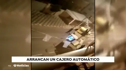 Detenidas cinco personas por robar un cajero automático con una grúa en Murcia Detenidas cinco personas por robar un cajero automático con una grúa en Murcia