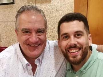 Jordi con su hijo, creador de la campaña 'Contrata a mi padre' Jordi con su hijo, creador de la campaña 'Contrata a mi padre'