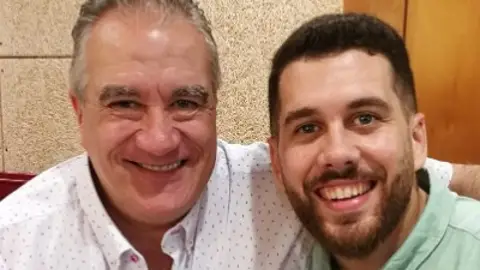 Jordi con su hijo, creador de la campaña 'Contrata a mi padre' Jordi con su hijo, creador de la campaña 'Contrata a mi padre'