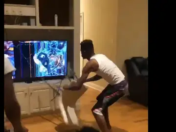 Un aficionado de los Warriors rompe la tele Un aficionado de los Warriors rompe la tele