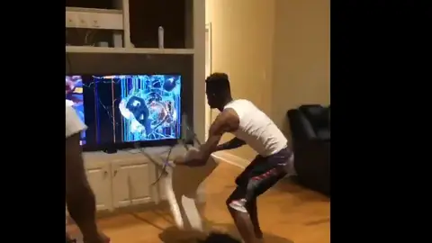 Un aficionado de los Warriors rompe la tele Un aficionado de los Warriors rompe la tele