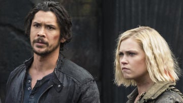 Bob Morley y Eliza Taylor en 'The 100' Bob Morley y Eliza Taylor en 'The 100'