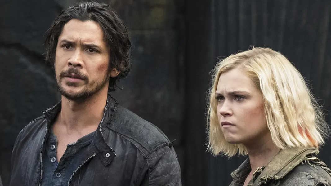 Bob Morley y Eliza Taylor en 'The 100' Bob Morley y Eliza Taylor en 'The 100'