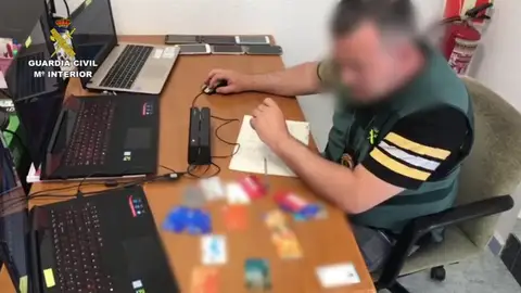Detenidas 35 personas por falsificar tarjetas bancarias Detenidas 35 personas por falsificar tarjetas bancarias