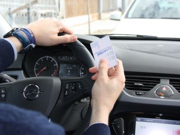 Imagen de archivo de una persona examinándose del carnet de conducir
