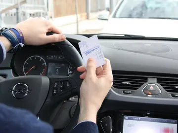 Imagen de archivo de una persona examinándose del carnet de conducir Imagen de archivo de una persona examinándose del carnet de conducir