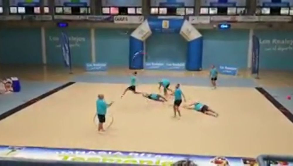 El vídeo de unos padres haciendo gimnasia rítmica se hace viral
