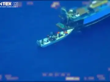 Frontex capta un caso de tráfico de personas en alta mar: 81 inmigrantes pasan de un barco 'nodriza' a una patera Frontex capta un caso de tráfico de personas en alta mar: 81 inmigrantes pasan de un barco 'nodriza' a una patera