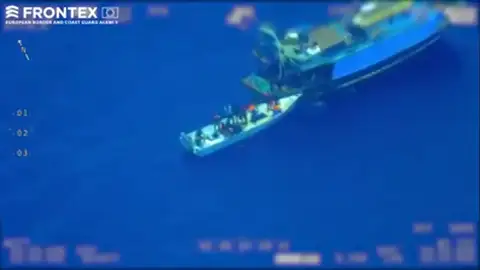 Frontex capta un caso de tráfico de personas en alta mar: 81 inmigrantes pasan de un barco 'nodriza' a una patera Frontex capta un caso de tráfico de personas en alta mar: 81 inmigrantes pasan de un barco 'nodriza' a una patera