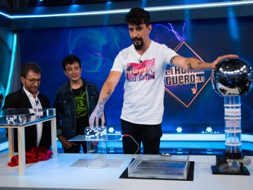 La magia científica de Marron y su danza de bolitas dejan atónitos a Pablo Motos y a Manolo García en 'El Hormiguero 3.0' La magia científica de Marron y su danza de bolitas dejan atónitos a Pablo Motos y a Manolo García en 'El Hormiguero 3.0'