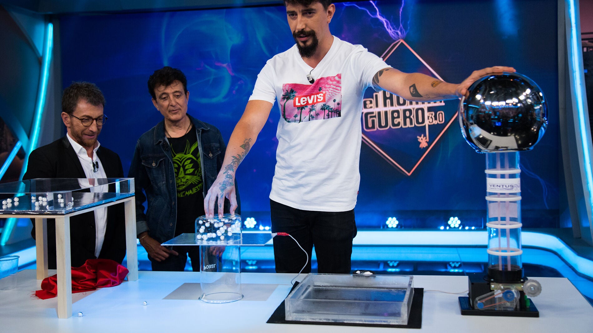 La magia científica de Marron y su danza de bolitas dejan atónitos a Pablo Motos y a Manolo García en 'El Hormiguero 3.0'