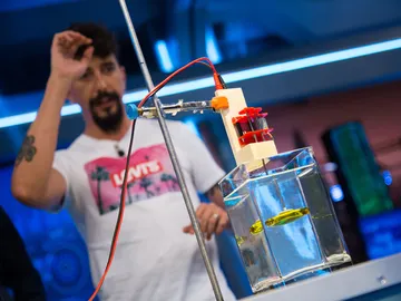 Marron sorprende a Manolo García y Pablo Motos con la gota de aceite con vida Marron sorprende a Manolo García y Pablo Motos con la gota de aceite con vida