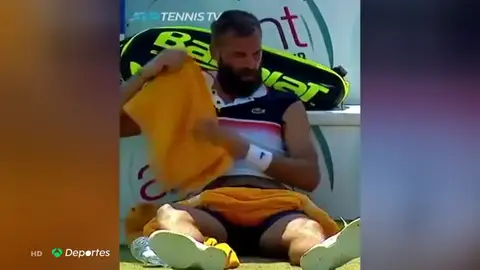 Paire sufre un fuerte golpe de calor en pleno partido en Turquía Paire sufre un fuerte golpe de calor en pleno partido en Turquía
